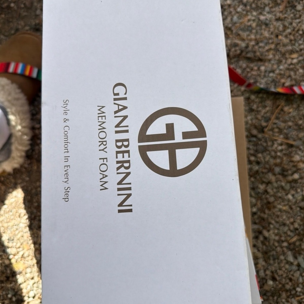 Giani Bernini White Shoe Box with Gold Logo